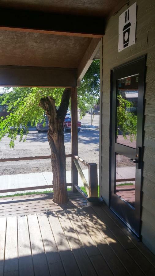 Sagebrush Inn & Suites Broadus Exterior photo